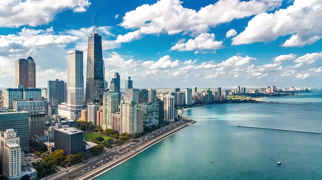 Luchtfoto drone uitzicht op de skyline van Chicago van bovenaf, de stad Chicago centrum wolkenkrabbers en het stadsbeeld van Lake Michigan