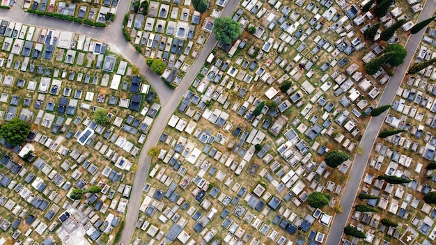 Luchtfoto drone uitzicht op een begraafplaats in Podgorica, Montenegro