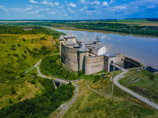 Luchtfoto drone uitzicht op een middeleeuws kasteel tussen de heuvels in de zomer