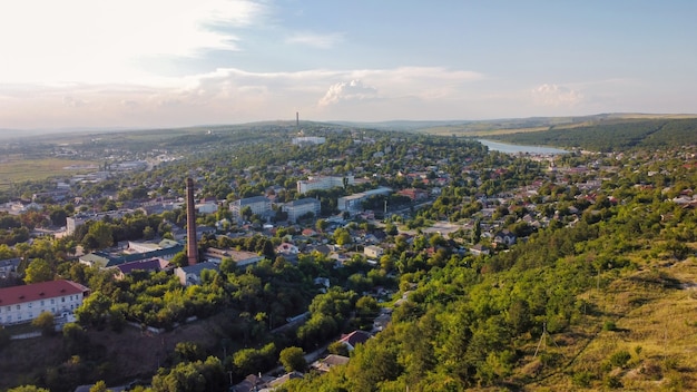 Luchtfoto drone uitzicht op een stad in moldavië oude woongebouwen lage heuvels rond groen