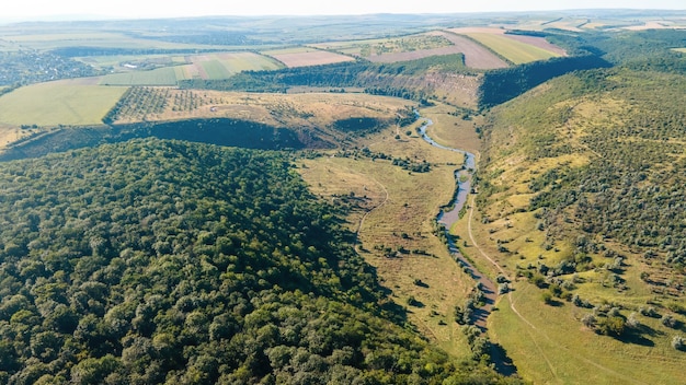 Luchtfoto drone uitzicht op een vallei in Moldavië