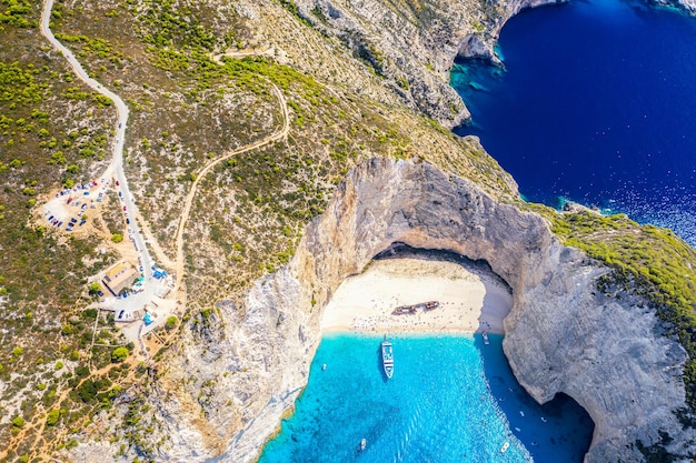 Luchtfoto drone uitzicht op het beroemde Shipwreck Navagio Beach op Zakynthos eiland Griekenland Griekenland iconische vakantie foto