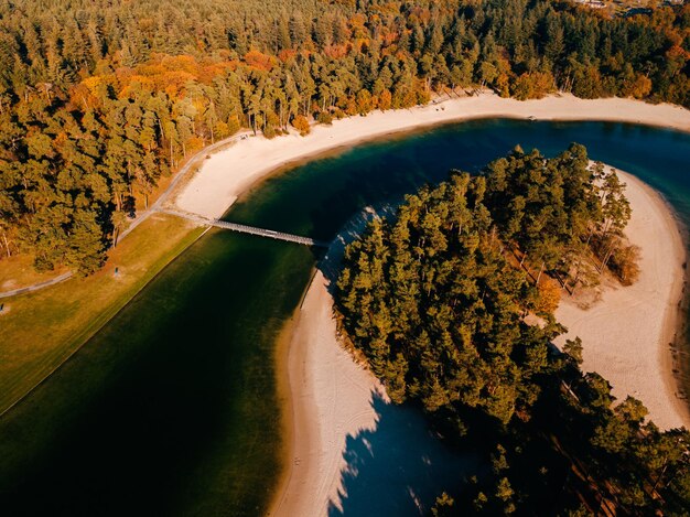 Foto luchtfoto drone uitzicht op het meer in nederland europa