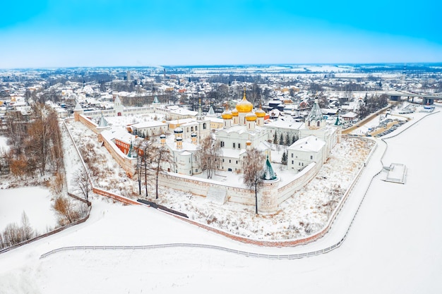 Luchtfoto drone uitzicht op het orthodoxe heilige drie-eenheid Ipatievsky klooster tijdens de winter in Kostroma, Rusland. Oude toeristische stad van de Gouden Ring.