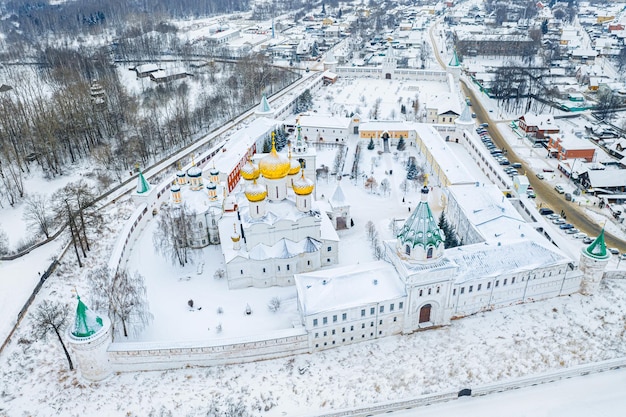 Luchtfoto drone uitzicht op het orthodoxe heilige drie-eenheid Ipatievsky klooster tijdens de winter in Kostroma, Rusland. Oude toeristische stad van de Gouden Ring.