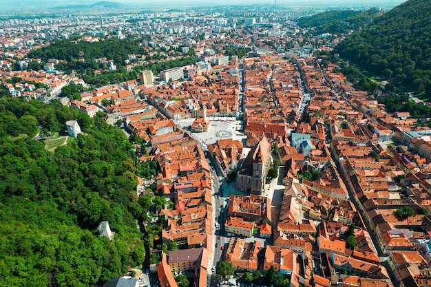 Luchtfoto drone uitzicht op het Raadsplein in Brasov, Roemenië