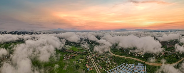 Luchtfoto drone uitzicht op Lampang stad Thailand, de mist van het regenseizoen in de ochtend, de vorm van banners voor het concept.