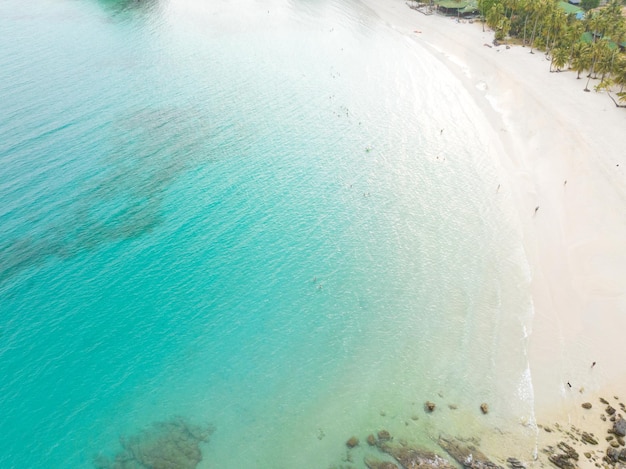 Luchtfoto drone uitzicht op prachtig strand met turquoise zeewater en palmbomen van de Golf van Thailand Kood eiland Thailand