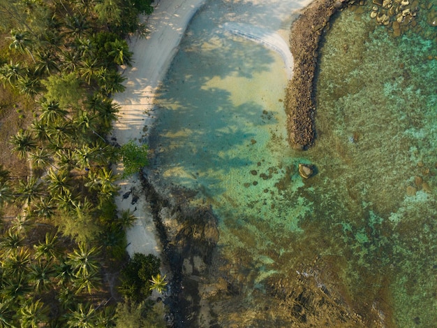 Luchtfoto drone uitzicht op prachtig strand met turquoise zeewater en palmbomen van de Golf van Thailand Kood eiland Thailand