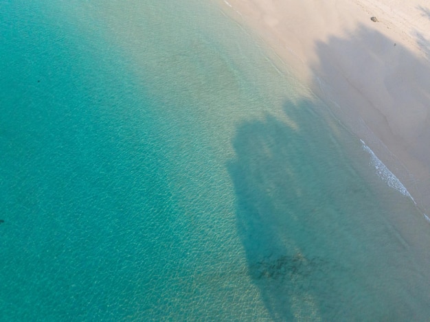 Luchtfoto drone uitzicht op prachtig strand met turquoise zeewater van de Golf van Thailand Kood eiland Thailand
