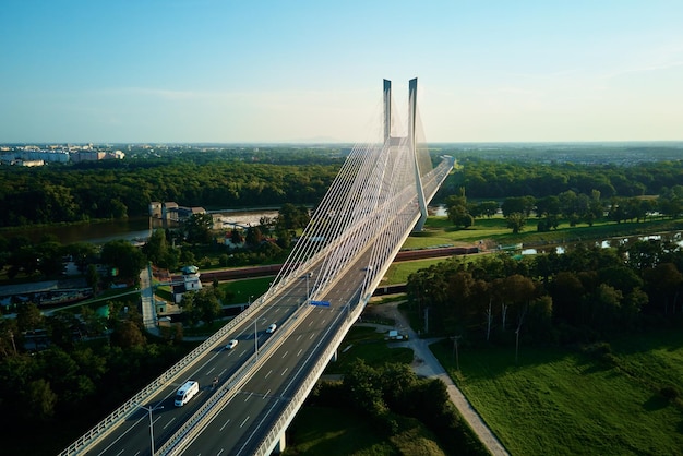 Luchtfoto drone uitzicht op redzinski brug over de rivier de odra in wroclaw stad polen grote kabel bleef brid