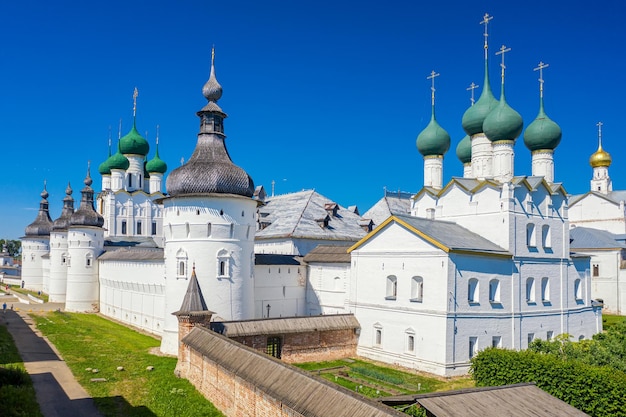 Luchtfoto drone uitzicht op Rostov Kremlin in de buurt van Nero meer in Rostov de grote stad in de zomer, Rusland. Gouden ring van Rusland.