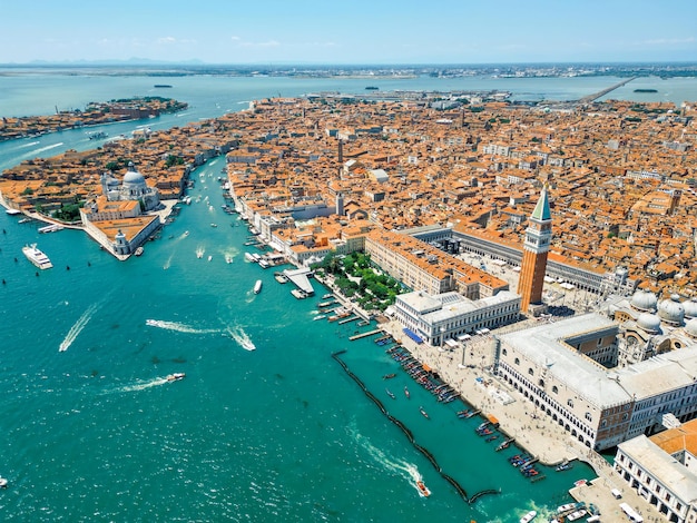 Luchtfoto drone uitzicht op Venetië Italië Waterkanalen met meerdere drijvende en afgemeerde boten