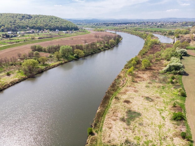 Luchtfoto drone uitzicht over de rivier de Vistula in de buurt van Krakau in Polen