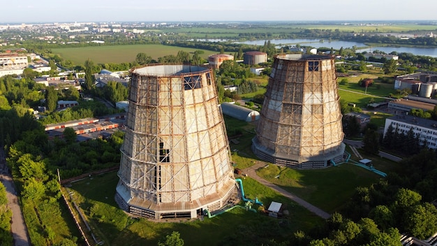 Luchtfoto drone vlucht in de buurt van thermische elektriciteitscentrale. Koeltorens van WKK