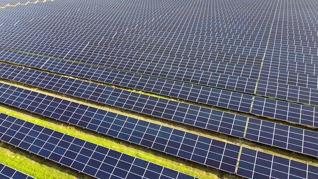 Luchtfoto drone-vlucht over panelen van zonne-energiecentrales