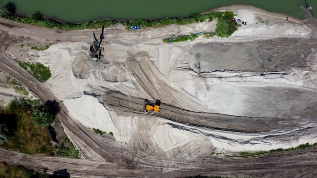 Luchtfoto drone vlucht over zandwinning zandgroeve bovenaanzicht meer met blauw water in de buurt van zandbak bu