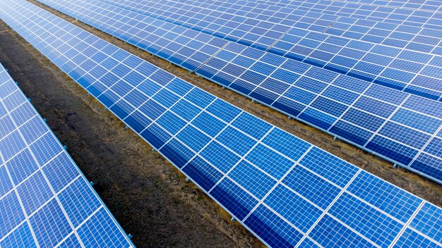 Luchtfoto drone vlucht over zonne-energiecentrale panelen luchtfoto bovenaanzicht