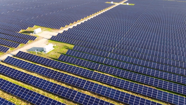 Luchtfoto drone vlucht over zonne-energiecentrale panelen.