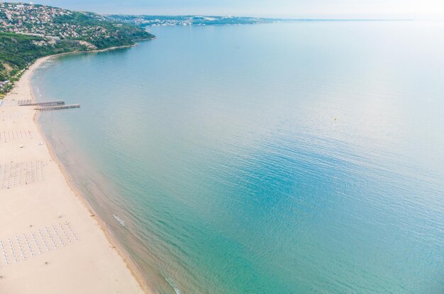 Luchtfoto drone weergave van Albena lege zandstrand resort Bulgarije