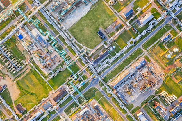 Foto luchtfoto drone weergave van benzine industriezone of olieraffinaderij in yaroslavl, rusland tijdens zonsondergang.