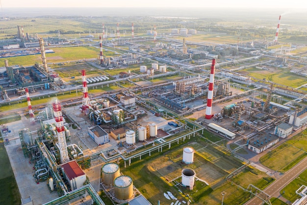Luchtfoto drone-weergave van benzine-industriezone of olieraffinaderij in Yaroslavl, Rusland tijdens zonsondergang