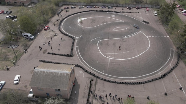 Luchtfoto drone-weergave van de openlucht straatraces en driftbaan buiten