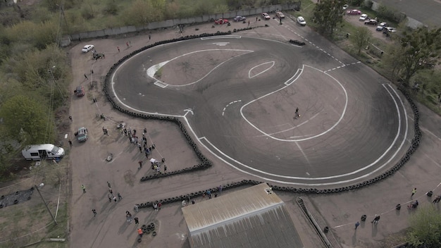 Luchtfoto drone-weergave van de openlucht straatraces en driftbaan buiten