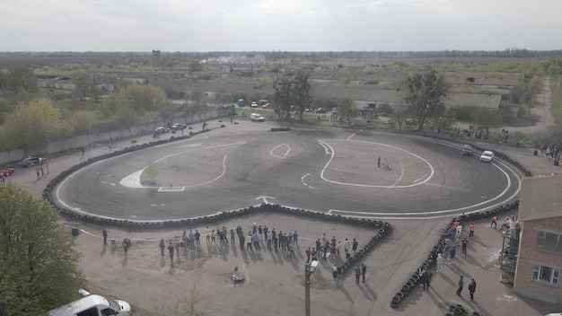 Luchtfoto drone-weergave van de openlucht straatraces en driftbaan buiten