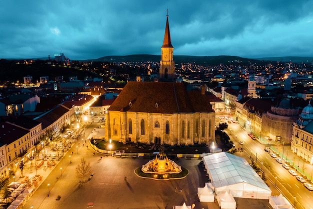 Luchtfoto drone-weergave van de Sint-Michielskerk in Cluj 's avonds Roemenië