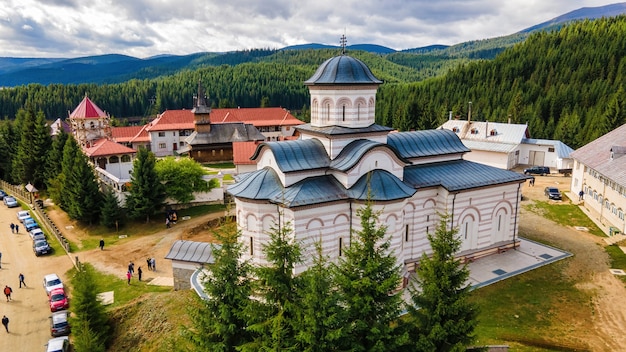 Luchtfoto drone-weergave van het Oasa-klooster in Roemenië