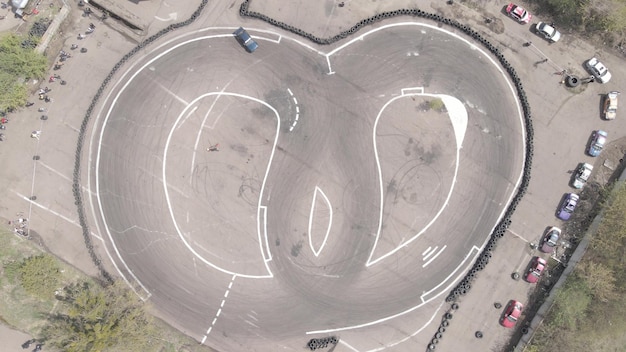 Luchtfoto drone-weergave van het straatrace- en driftcircuit in de open lucht