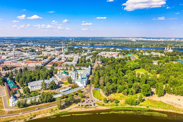 Foto luchtfoto drone weergave van orthodoxe veronderstelling kathedraal strelka park spasopreobrazhensky mannelijke klooster en wolga in de zomer van yaroslavl, rusland