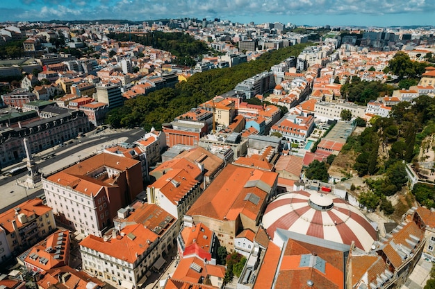 Luchtfoto drone weergave van Restauradores plein naar het noorden richting Avenida da Liberdade in Lissabon Portugal