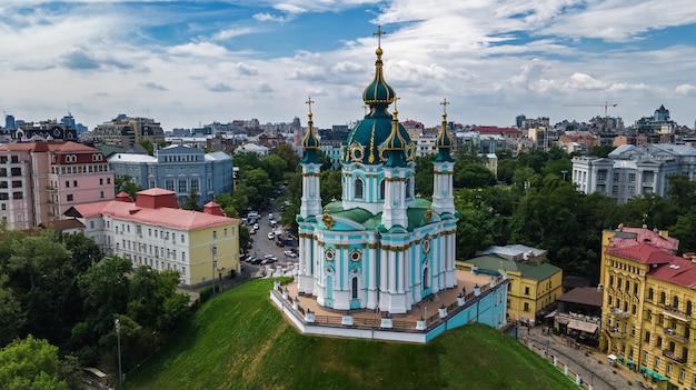 Luchtfoto drone weergave van Saint Andrew's kerk en Andreevska straat van bovenaf, stadsgezicht van Podol district, stad van Kiev (Kiev), Oekraïne