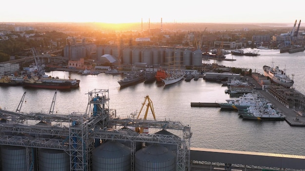 Luchtfoto drone-weergave van stedelijk landschap en zeehaveninfrastructuur 's avonds zonsonderganglicht