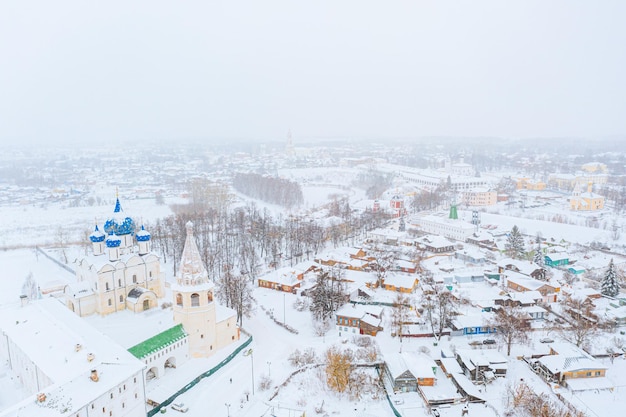 Luchtfoto drone weergave van Suzdal Kremlin en kathedraal van geboorte aan de Kamenka rivier Rusland in de winter met sneeuw Suzdal gouden ring van Rusland