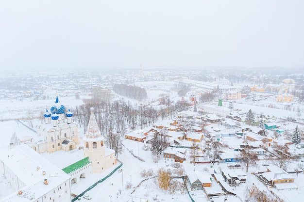 Luchtfoto drone weergave van suzdal kremlin en kathedraal van geboorte aan de kamenka rivier rusland in de winter met sneeuw suzdal gouden ring van rusland