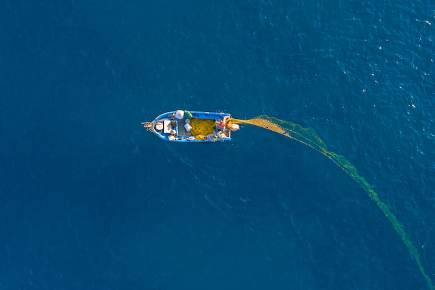 Luchtfoto-drone weergave visser vis vangen met net op de oceaan