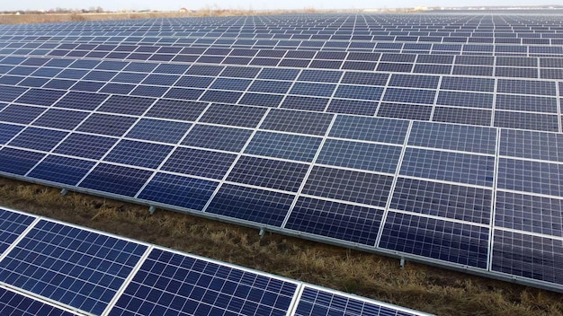 Luchtfoto drone weergave zonnepanelen op zonnige dag close-up fotovoltaïsch zonnepaneel