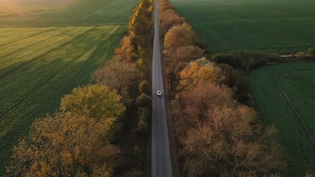 Luchtfoto elektrische auto rijden op landweg