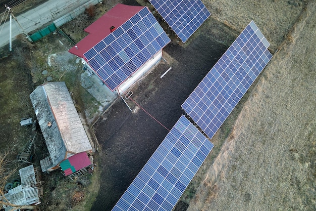 Luchtfoto gebouw dak met rijen blauwe fotovoltaïsche zonnepanelen voor het produceren van schone ecologische elektrische energie Hernieuwbare elektriciteit met nul-emissie concept