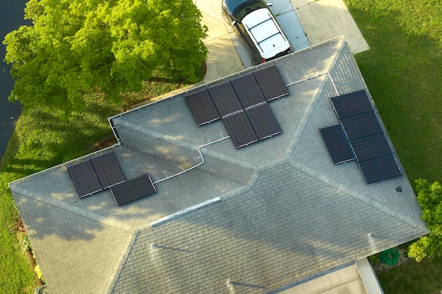 Luchtfoto gebouw dak met rijen blauwe fotovoltaïsche zonnepanelen voor het produceren van schone ecologische elektrische energie Hernieuwbare elektriciteit met nul-emissie concept