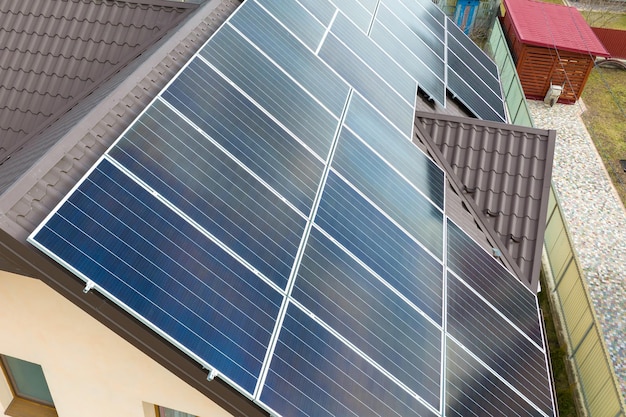 Luchtfoto gebouw dak met rijen blauwe fotovoltaïsche zonnepanelen voor het produceren van schone ecologische elektrische energie Hernieuwbare elektriciteit met nul-emissie concept