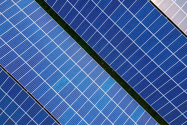 Luchtfoto gebouw dak met rijen fotovoltaïsche zonnepanelen voor het produceren van schone ecologische elektrische energie hernieuwbare elektriciteit zonder emissieconcept