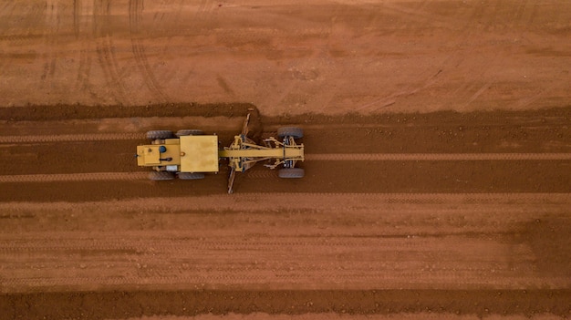 Luchtfoto gele graafmachine die een snelweg bouwt Wegengrader zware grondverzet Bulldozer aan het werk