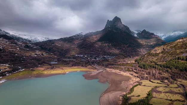 Luchtfoto gemaakt door een drone op een grijze stormachtige dag boven het Lanuza-stuwmeer in Huesca Lanuza