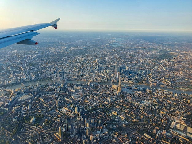 Luchtfoto genomen vanuit een vliegtuig dat over de stad Lodon vliegt