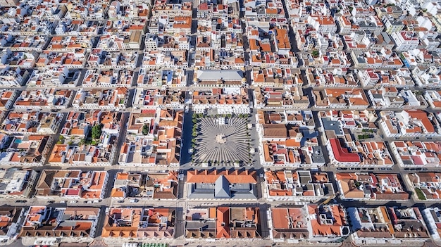 Luchtfoto. Geometrische vormen van het dorp Vila Real Santo Antonio vanuit de lucht