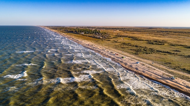 Luchtfoto golven op zandstrand. Zee golven op het mooie strand luchtfoto drone 4k schot.